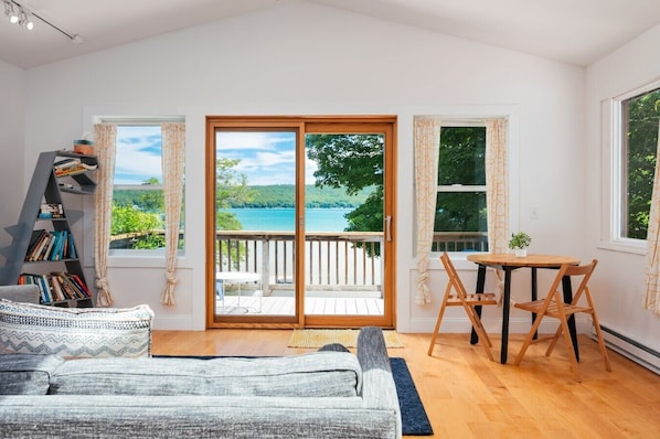 Wake up to stunning lake views right from your bedroom window! 🛏️🪟🌊