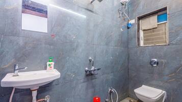 Deluxe Villa | Bathroom | Shower, towels, soap, shampoo