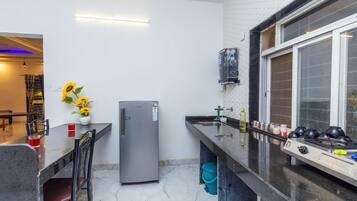 Frigorífico, placa de cocina y utensilios de cocina