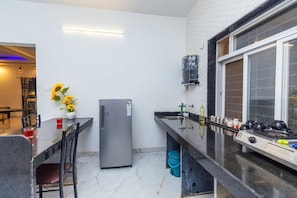 Tủ lạnh, bếp nấu, dụng cụ nấu nướng/bát dĩa/dao nĩa 
