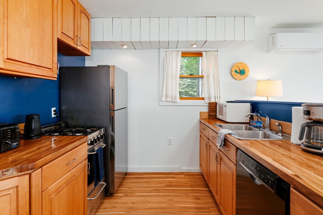Coffee/tea maker, fridge, microwave, oven