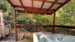 A hot tub under a wooden pergola with a view of a forested area. - Retromoderninthewoods steps from the best trails in the Linville gorge wildernes (Newland)