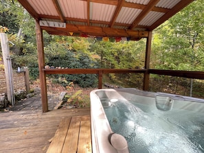 A hot tub under a wooden pergola with a view of a forested area. - Retromoderninthewoods steps from the best trails in the Linville gorge wildernes (Newland)