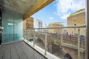 Property grounds - Modern Luxe in Canary- 2 Bedroom Apartment (Greater London)