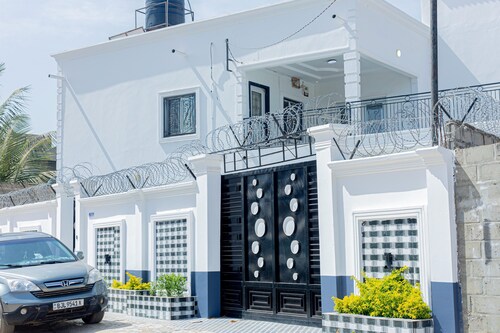 Peaceful 4-bedroom house with AC in charming Old Yundum