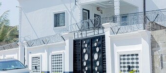 Peaceful 4-bedroom house with AC in charming Old Yundum