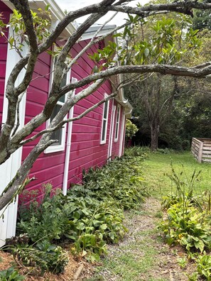 Ein rotes Haus mit einem Gartenweg, der zur Haustür führt.