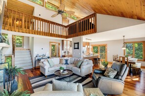 Living area - Sunset Views, Hot Tub, and Firepit in Wintergreen! (Wintergreen Resort)