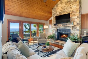 Living area - Sunset Views, Hot Tub, and Firepit in Wintergreen! (Wintergreen Resort)