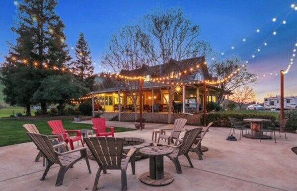 Outdoor dining - Escape to this spacious ranch home with panoramic mountain views! 20 min to SNP. (Exeter)