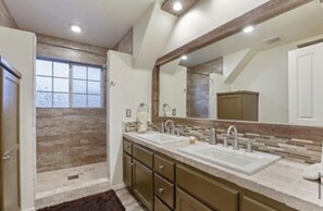 Bathroom - Escape to this spacious ranch home with panoramic mountain views! 20 min to SNP. (Exeter)
