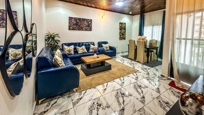 Departamento de lujo, vista a la ciudad | Área de sala de estar