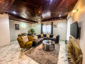 Deluxe Apartment, City View | Living area - Residence 7N Guest House (Yaoundé)