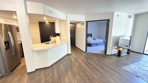 Eine moderne Wohnung mit Küche, Schlafzimmer und Wohnbereich.