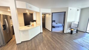 Eine moderne Wohnung mit Küche, Schlafzimmer und Wohnbereich.