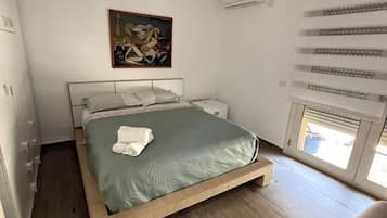 Basic-Dreibettzimmer, Balkon, Bergblick | Schallisolierte Zimmer, Bügeleisen/Bügelbrett, kostenloses WLAN