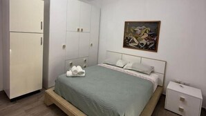 Chambre triple de base, balcon, vue sur la montagne | Système d’insonorisation, fer et planche à repasser