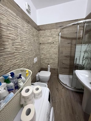 Bathroom - Coco Apartment (Radhimë)