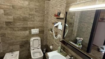 Căn hộ dành cho gia đình, ban công, quang cảnh biển | Phòng tắm