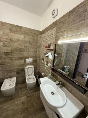 Familienapartment, Balkon, Meerblick | Badezimmer