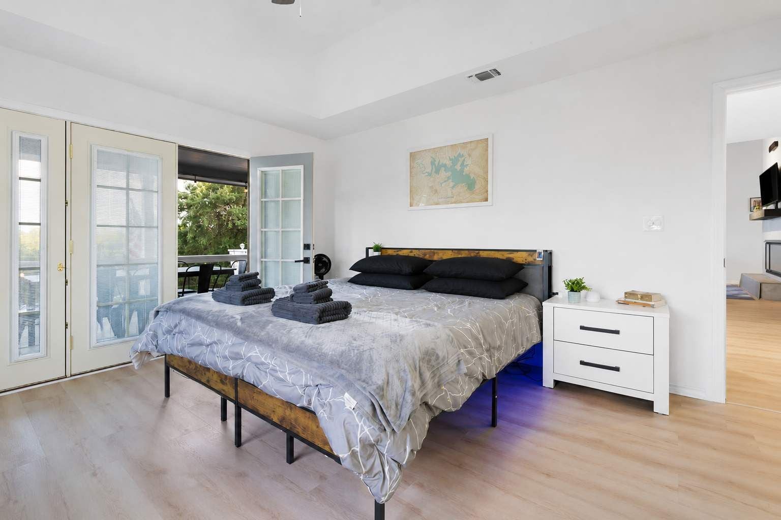 Desk, iron/ironing board, travel cot, WiFi