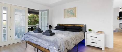 Desk, iron/ironing board, travel cot, WiFi