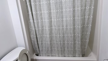 Comfort appartement, uitzicht op stad | Badkamer | Gratis toiletartikelen, handdoeken, zeep, shampoo