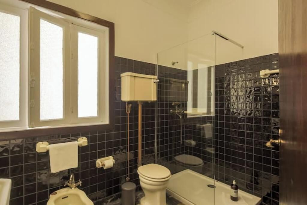 Une salle de bain équipée de toilettes, d’un bidet et d’une baignoire.