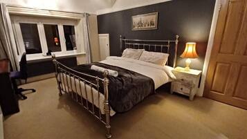 Deluxe Suite, Patio, City View | Soundproofing, iron/ironing board, WiFi (free)