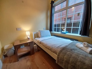 Soundproofing, iron/ironing board, WiFi (free) - The Gemstone Manor  (Watford)