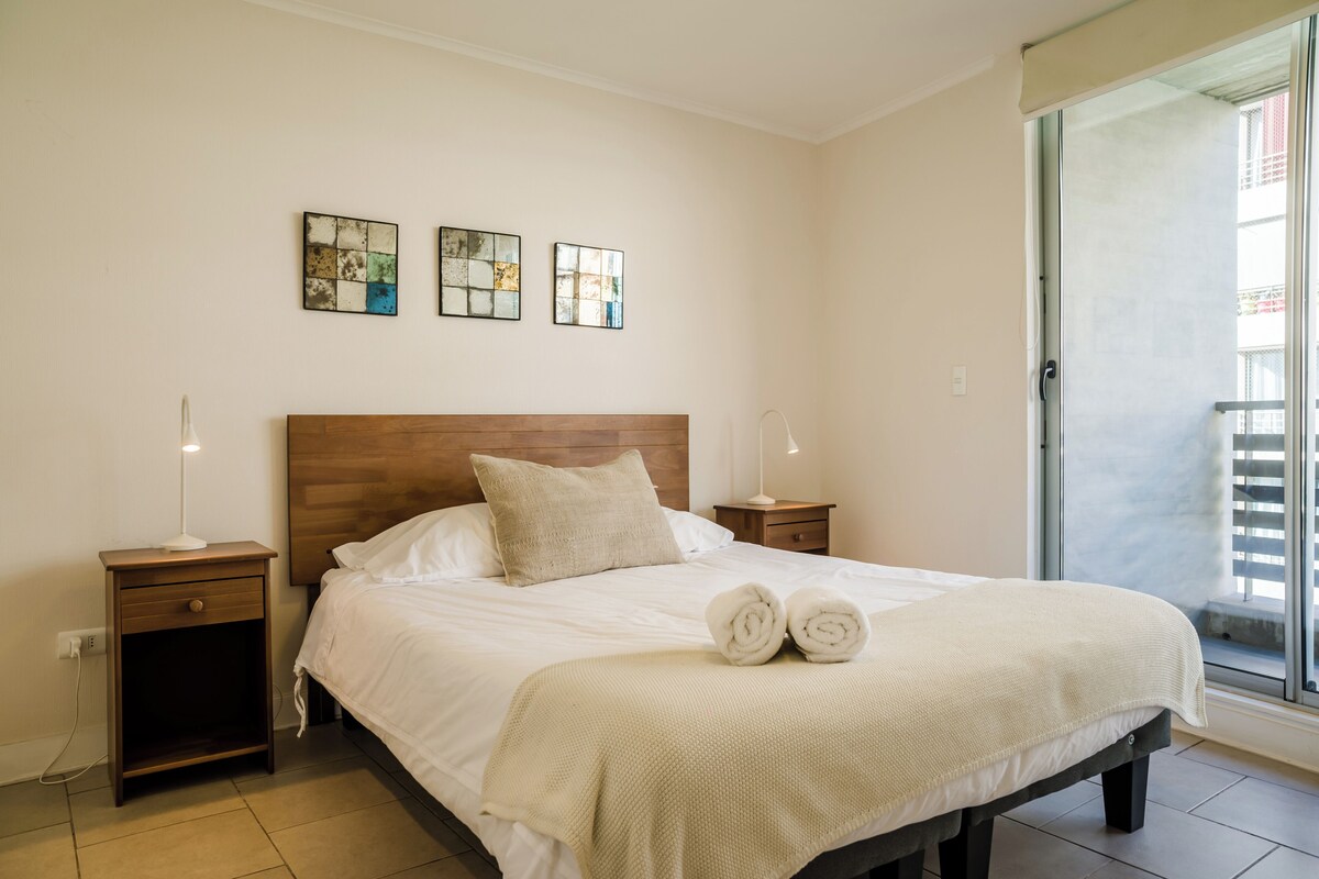 Standard-Apartment, 1 Queen-Bett und Schlafsofa, Balkon | Laptopgeeigneter Arbeitsplatz, Bügeleisen/Bügelbrett, kostenloses WLAN