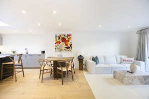 Interior - The Den: A Hidden Retreat in Montpellier (Cheltenham)