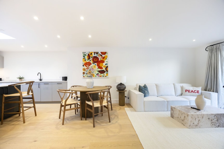 The Den: A Hidden Retreat In Montpellier - Cheltenham