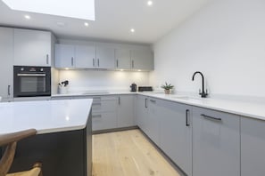 Coffee/tea maker, fridge, microwave, oven - The Den: A Hidden Retreat in Montpellier (Cheltenham)