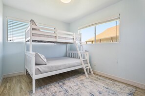 3 bedrooms, iron/ironing board, WiFi, bed sheets