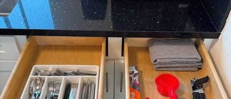 Cafetera y tetera, refrigerador, microondas y horno