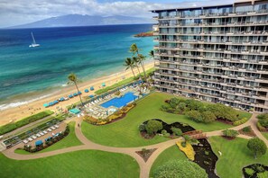 Hotel com piscina, praia e vista para o oceano.