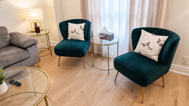 Smart TV, books - Niagara Luxe Retreat | Walk to Niagara Falls • Sleeps 6 • 6 Parking (Niagara Falls)