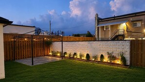 Property grounds - Niagara Luxe Retreat | Walk to Niagara Falls • Sleeps 6 • 6 Parking (Niagara Falls)