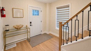 Interior - Niagara Luxe Retreat | Walk to Niagara Falls • Sleeps 6 • 6 Parking (Niagara Falls)