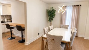 Dining - Niagara Luxe Retreat | Walk to Niagara Falls • Sleeps 6 • 6 Parking (Niagara Falls)