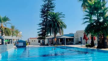 2 indoor pools, 2 outdoor pools