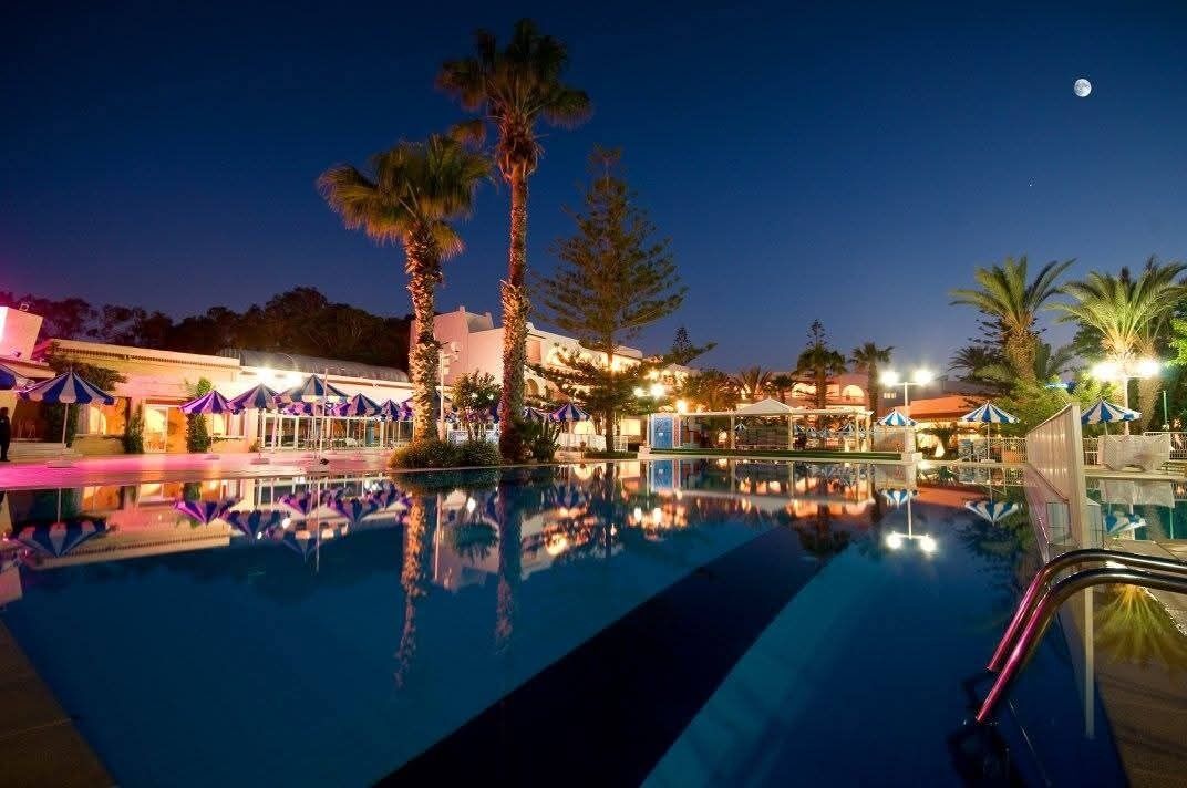2 piscinas cubiertas, 2 piscinas al aire libre