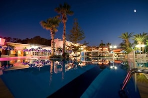 2 piscinas internas, 2 piscinas externas