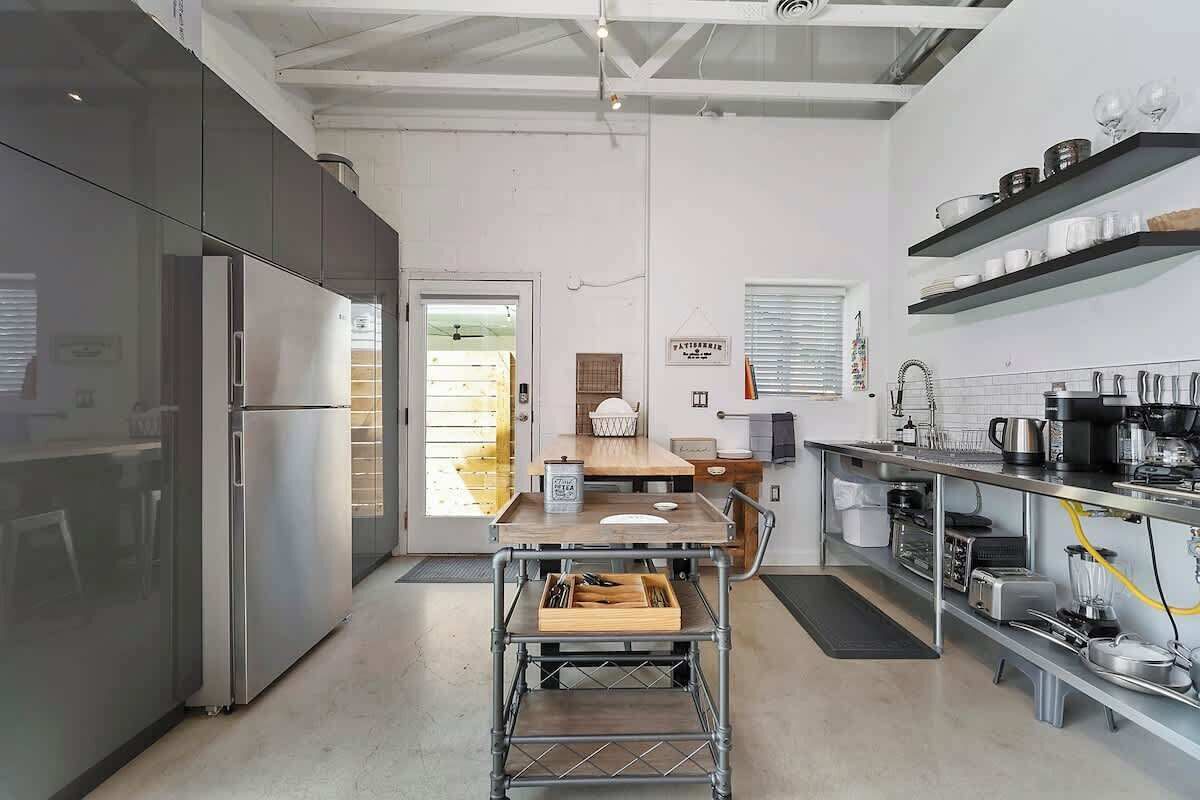 Coffee/tea maker, fridge, microwave, stovetop