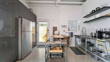 Coffee/tea maker, fridge, microwave, stovetop