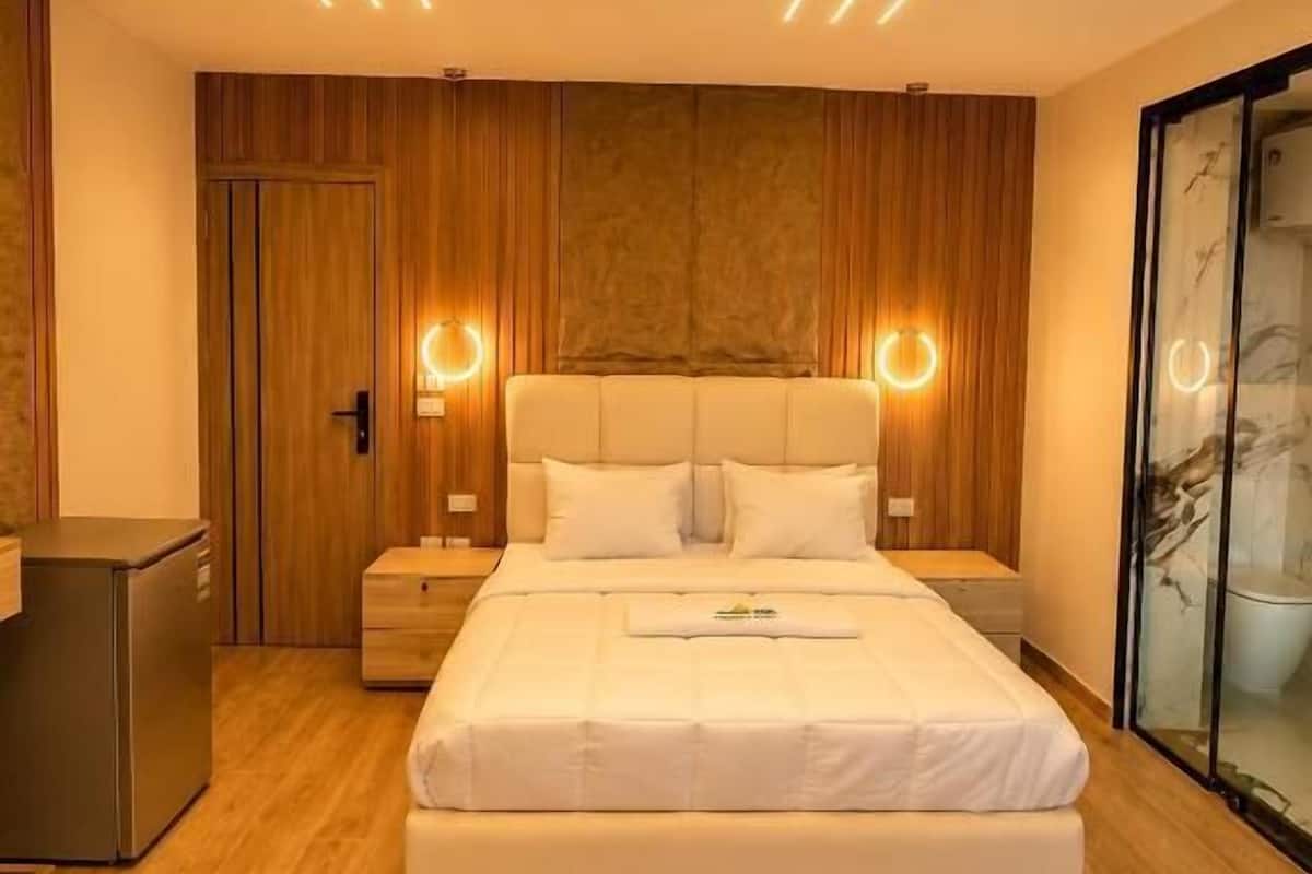 In-room safe, soundproofing, iron/ironing board, free WiFi