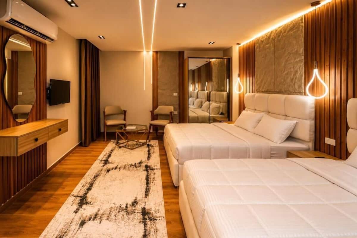 In-room safe, soundproofing, iron/ironing board, free WiFi