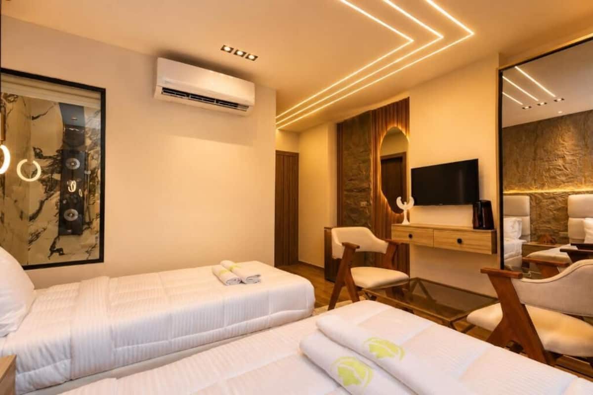 In-room safe, soundproofing, iron/ironing board, free WiFi