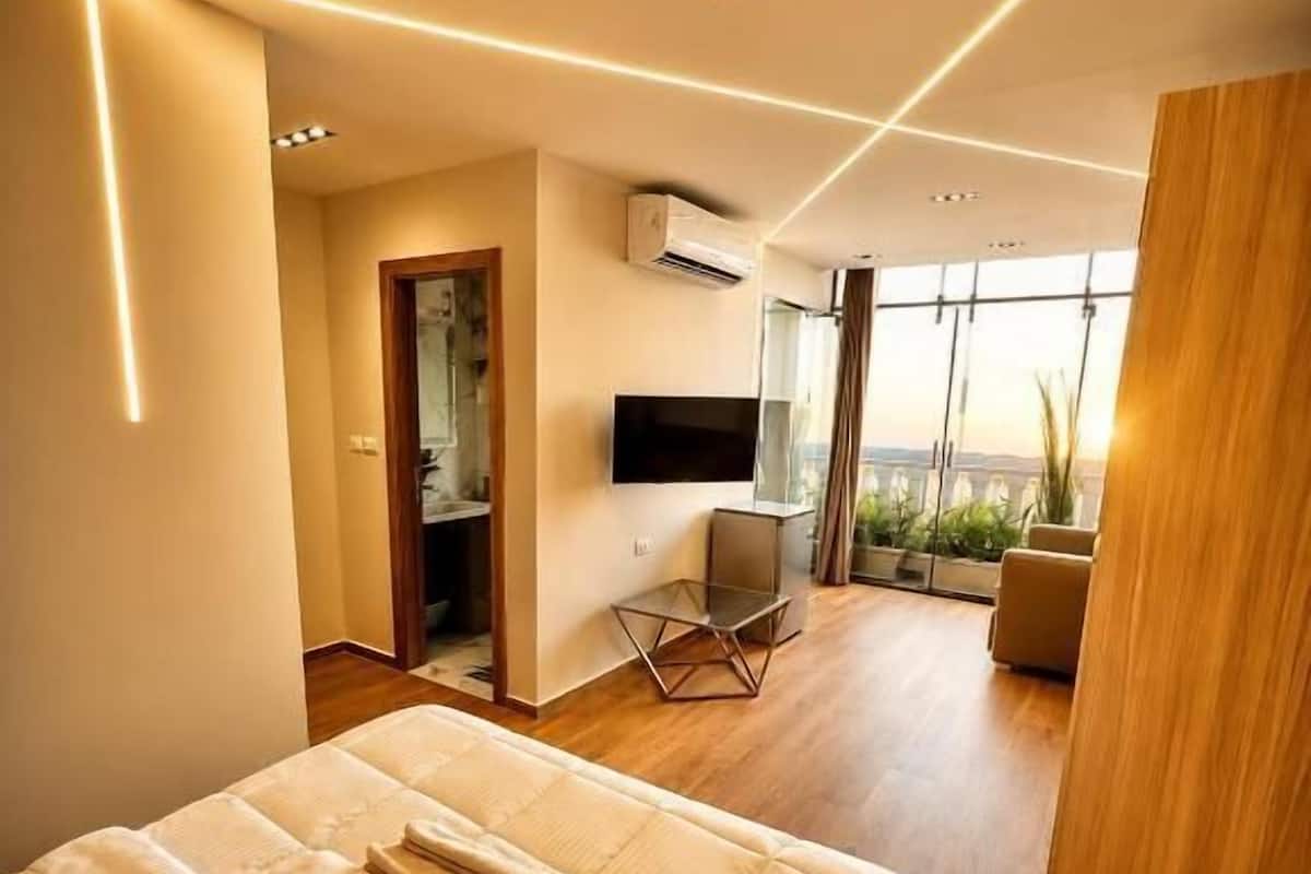 In-room safe, soundproofing, iron/ironing board, free WiFi